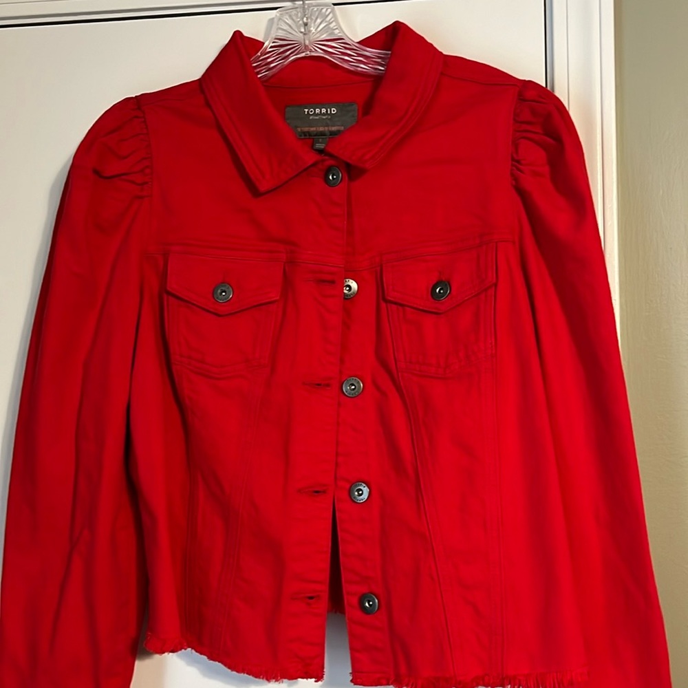 Red denim jacket with raw edge and puff sleeves